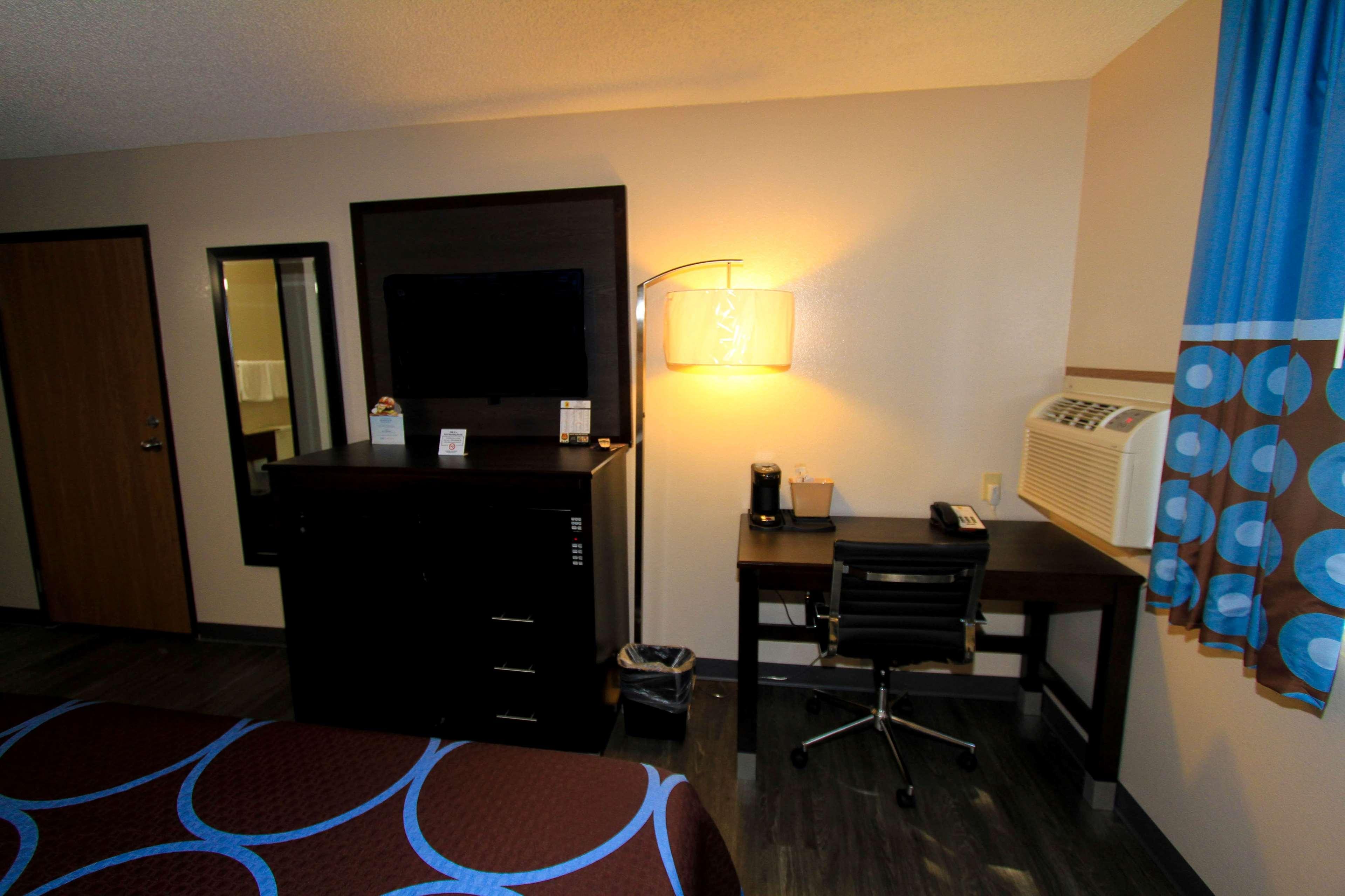 Super 8 By Wyndham Lenexa Overland Park Area/Mall Area Exterior photo